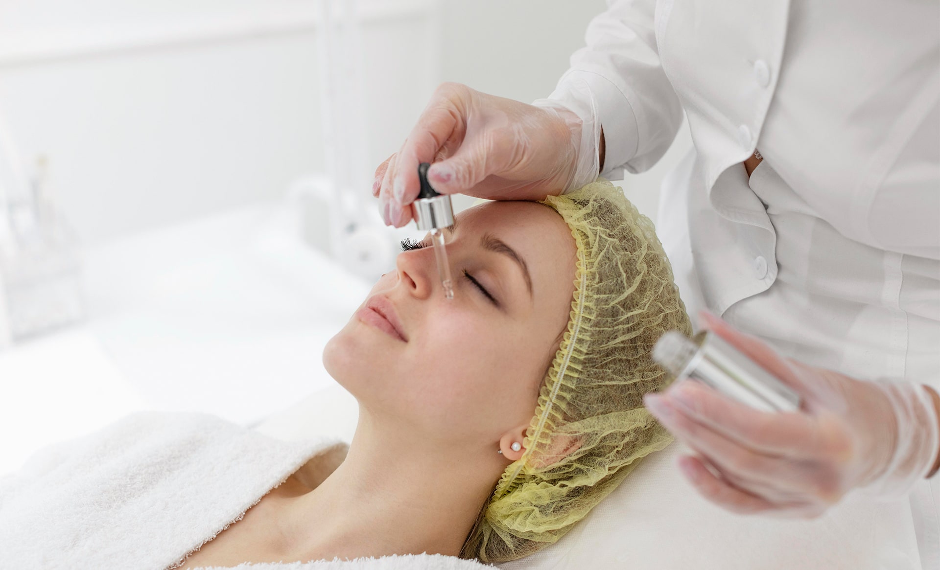 اسیدتراپی چیست و چه تأثیری بر جوانسازی پوست دارد؟
